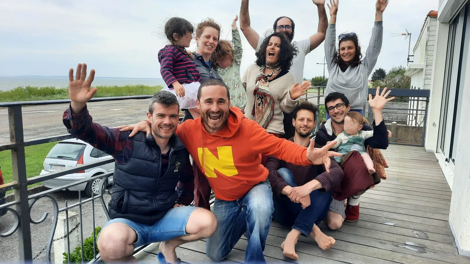Photo de groupe sur le balcon, en arrière plan la mer